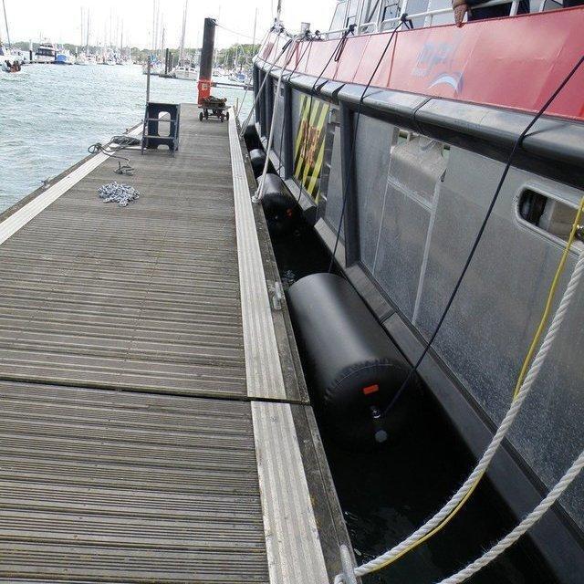 UG: Low-pressure SeaStow™ Fenders